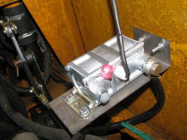 One of DFM flowmeter chambers is connected to fuel line