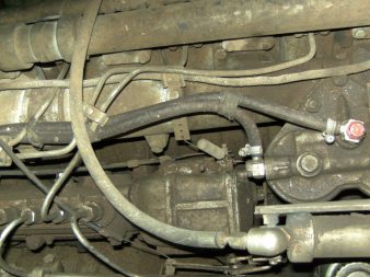 Fuel hoses are firmly fixed