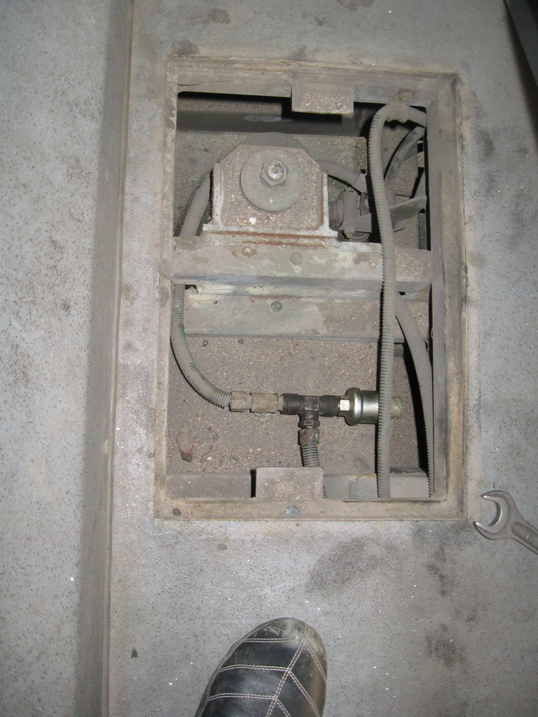 Connecting the sensor to the gap in the air suspension duct