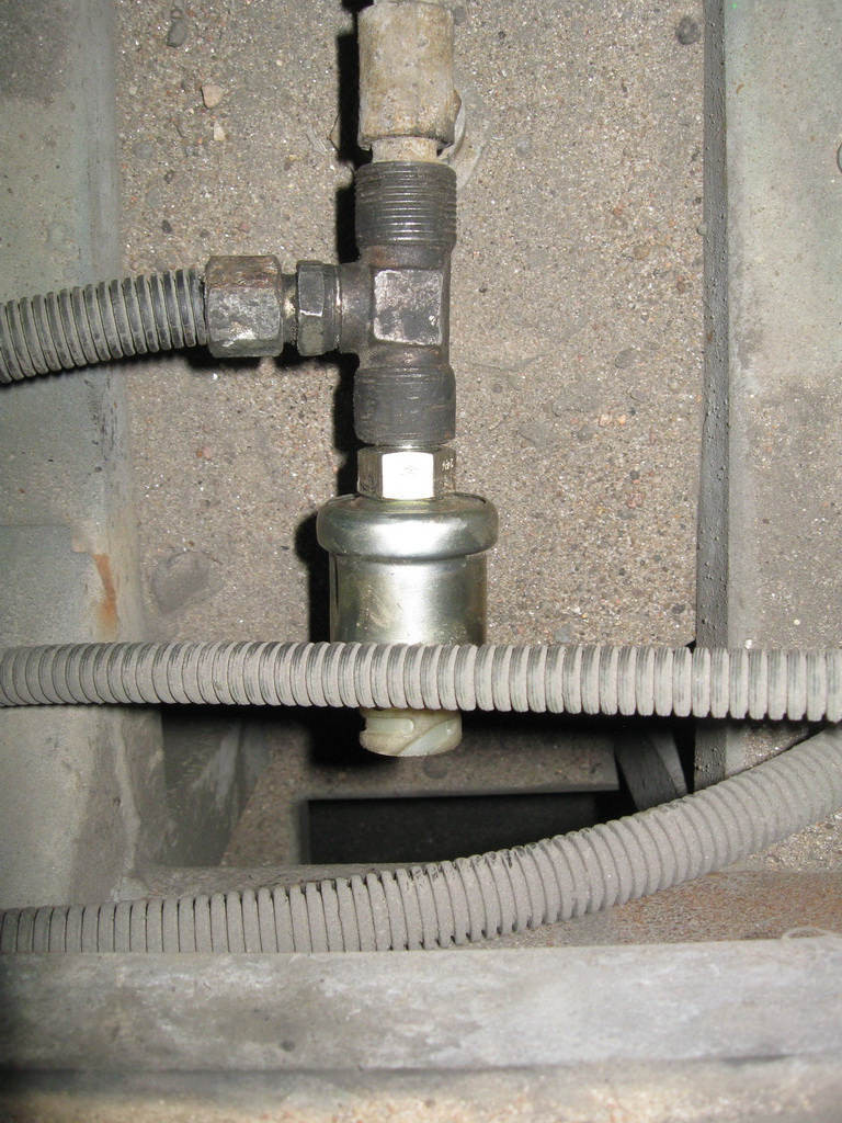 Connecting the sensor to the gap in the air suspension duct