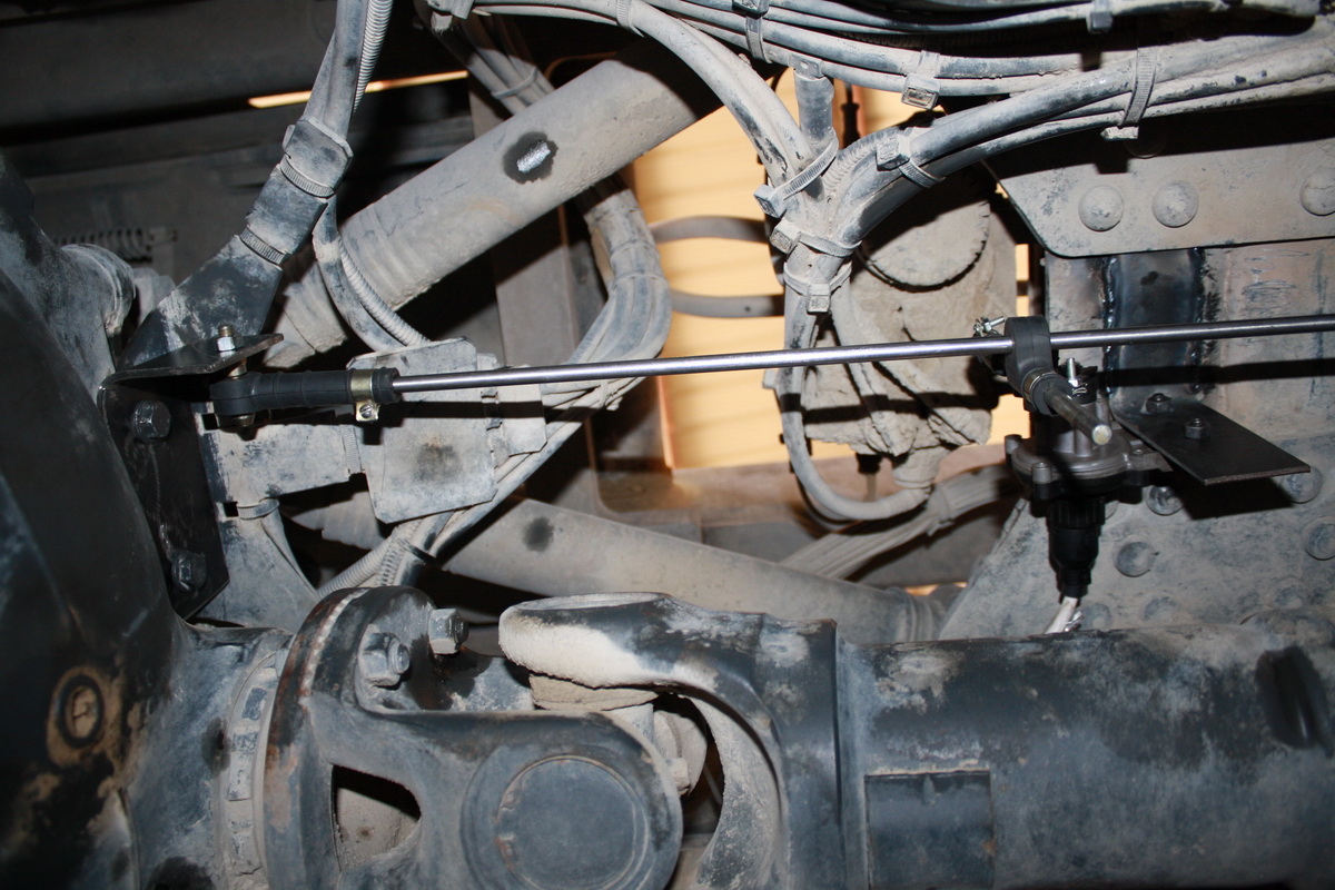 Axle load sensor installation on 3-axis truck. The first rod is connected to middle axle