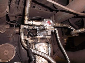DFM 250 D CAN is installed on a specially made bracket. The installation was carried out in accordance with the operating conditions on the railway