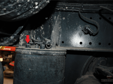 Air spring of the pneumatic suspension with a plug
