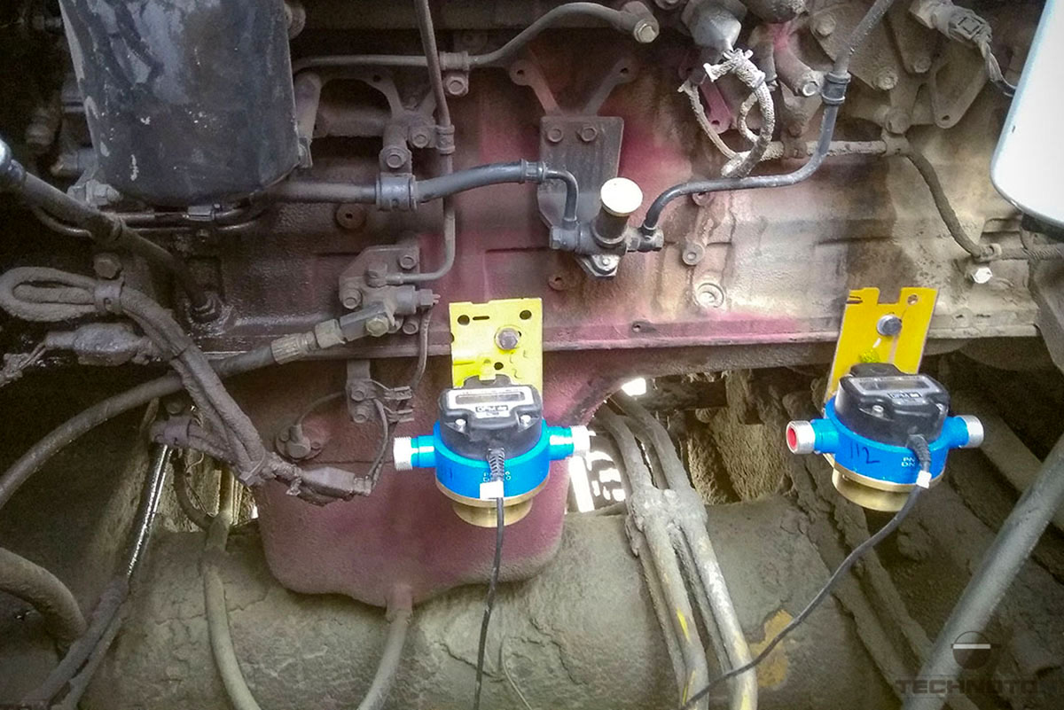 Installing fuel flow meters on front engine of Komatsu