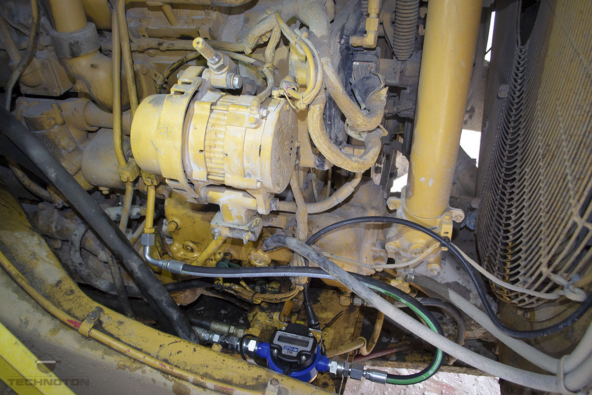 Fuel flow meter in the return line of engine