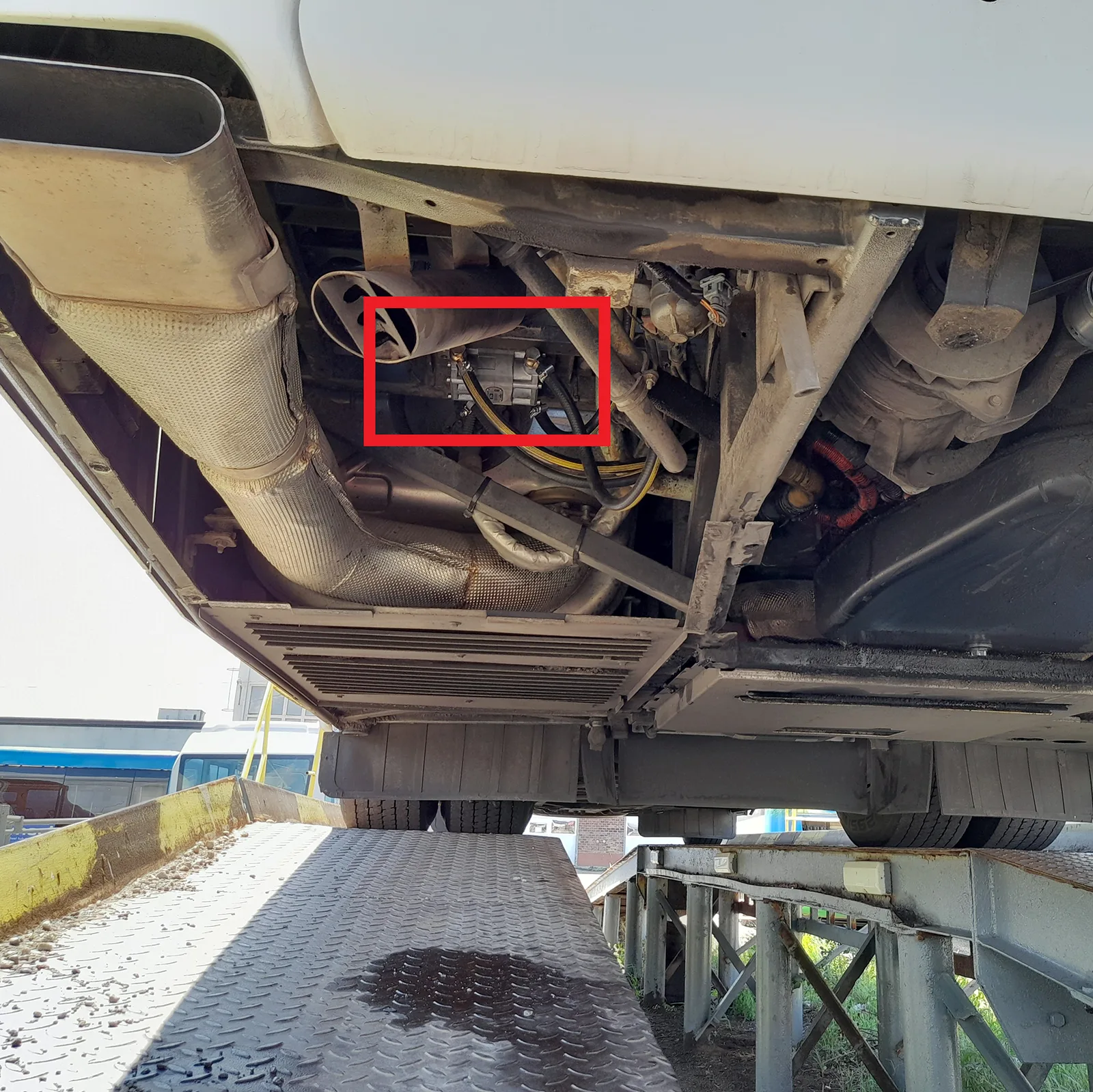 Flow meter is installed at the bottom of the vehicle Flow meter is installed at the bottom of the vehicle