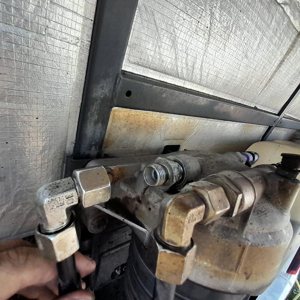 Disconnecting the fuel line from the filter for connection to the flow meter Disconnecting the fuel line from the filter for connection to the flow meter