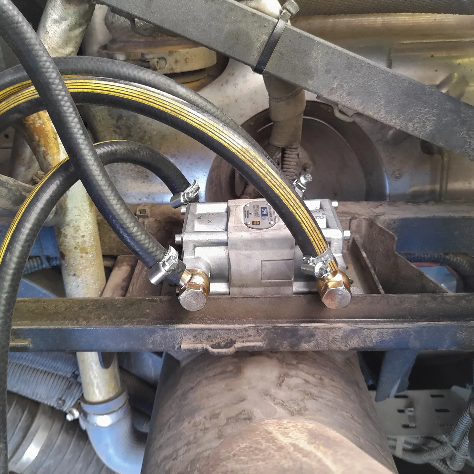 Closer view of DFM 250DS7 wireless fuel flow meter mounted on the bus frame Closer view of DFM 250DS7 wireless fuel flow meter mounted on the bus frame