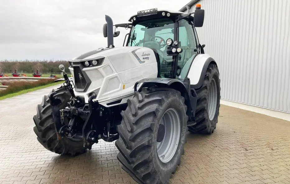 Fuel flow meter Installation on a Lamborghini tractor Lamborghini tractor