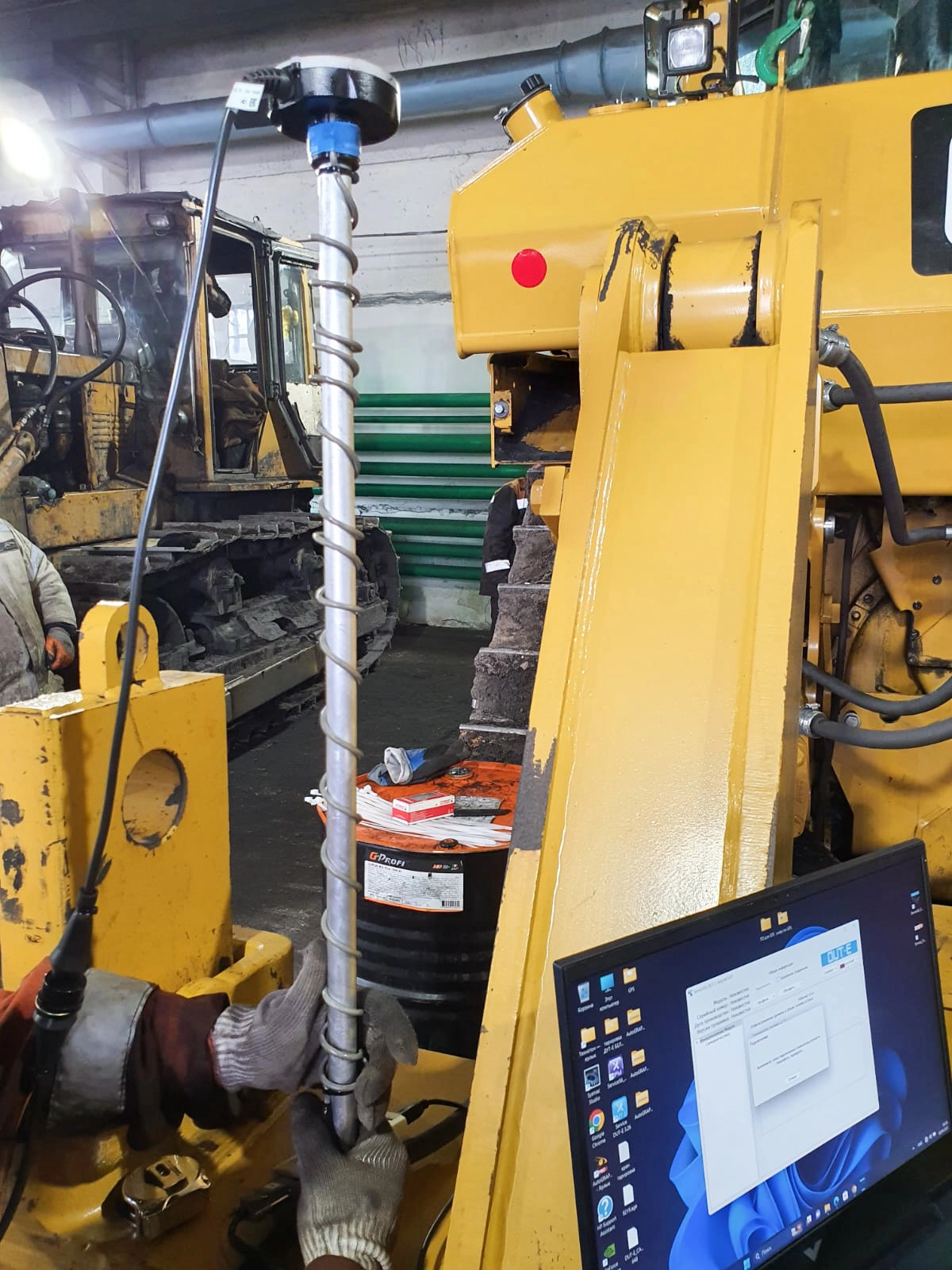 DUT-E 2Bio level sensor on Caterpillar D7R DUT-E 2Bio level sensor on Caterpillar D7R