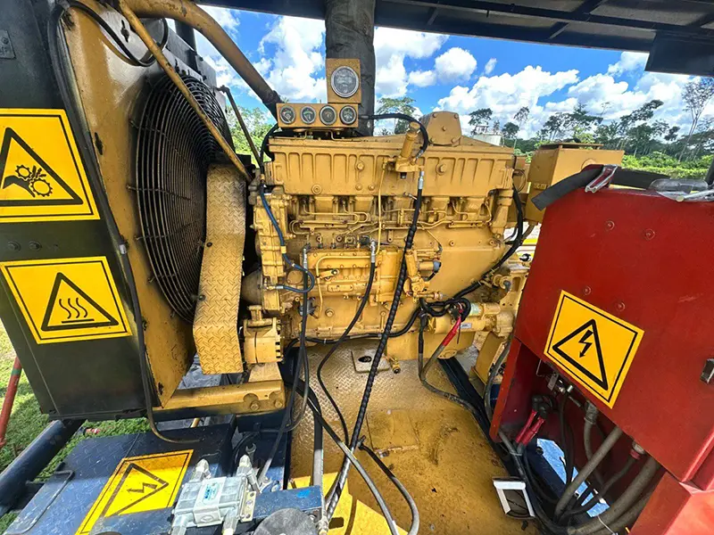DFM fuel flow meter installation on a Caterpillar CAT 3406C engine Installation of a DFM fuel flow meter on a CAT 3406C engine