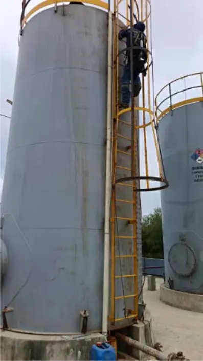 Installation of a DUT-E S7 fuel level sensor in an external tank Installation of a DUT-E S7 fuel level sensor in an external fuel tank for fuel monitoring
