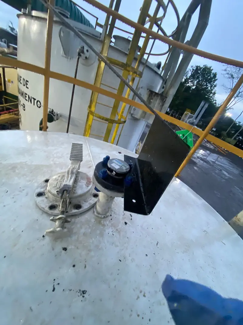DUT-E S7 installed in a protective bracket DUT-E S7 fuel level sensor installed in a protective bracket